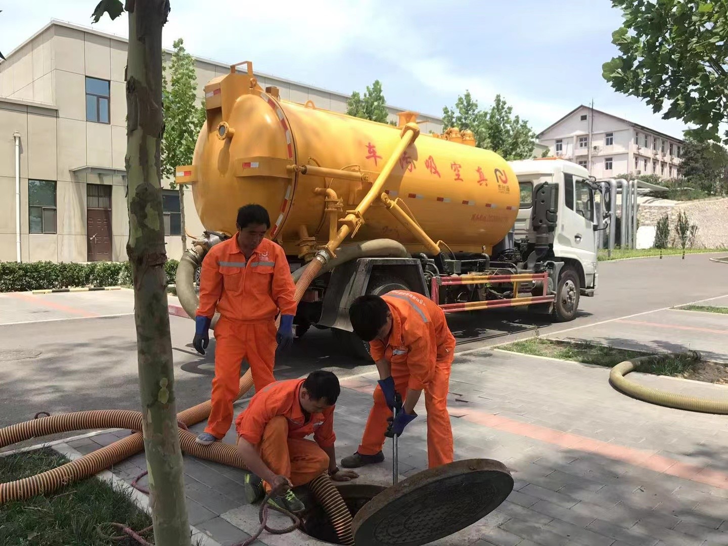 滨州管道疏通车停在窨井附近