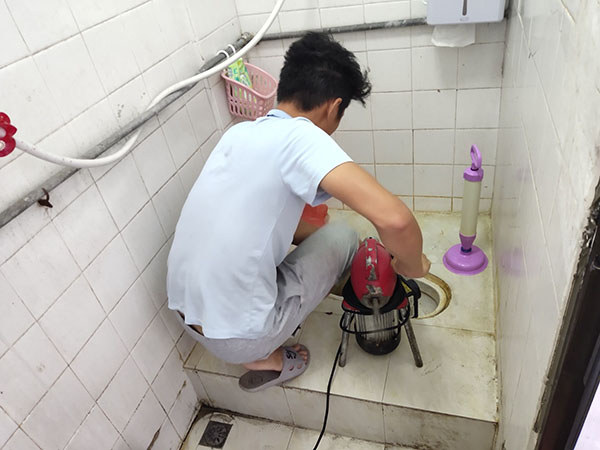 滨州管道堵塞冒臭气 专业师傅现场解决问题